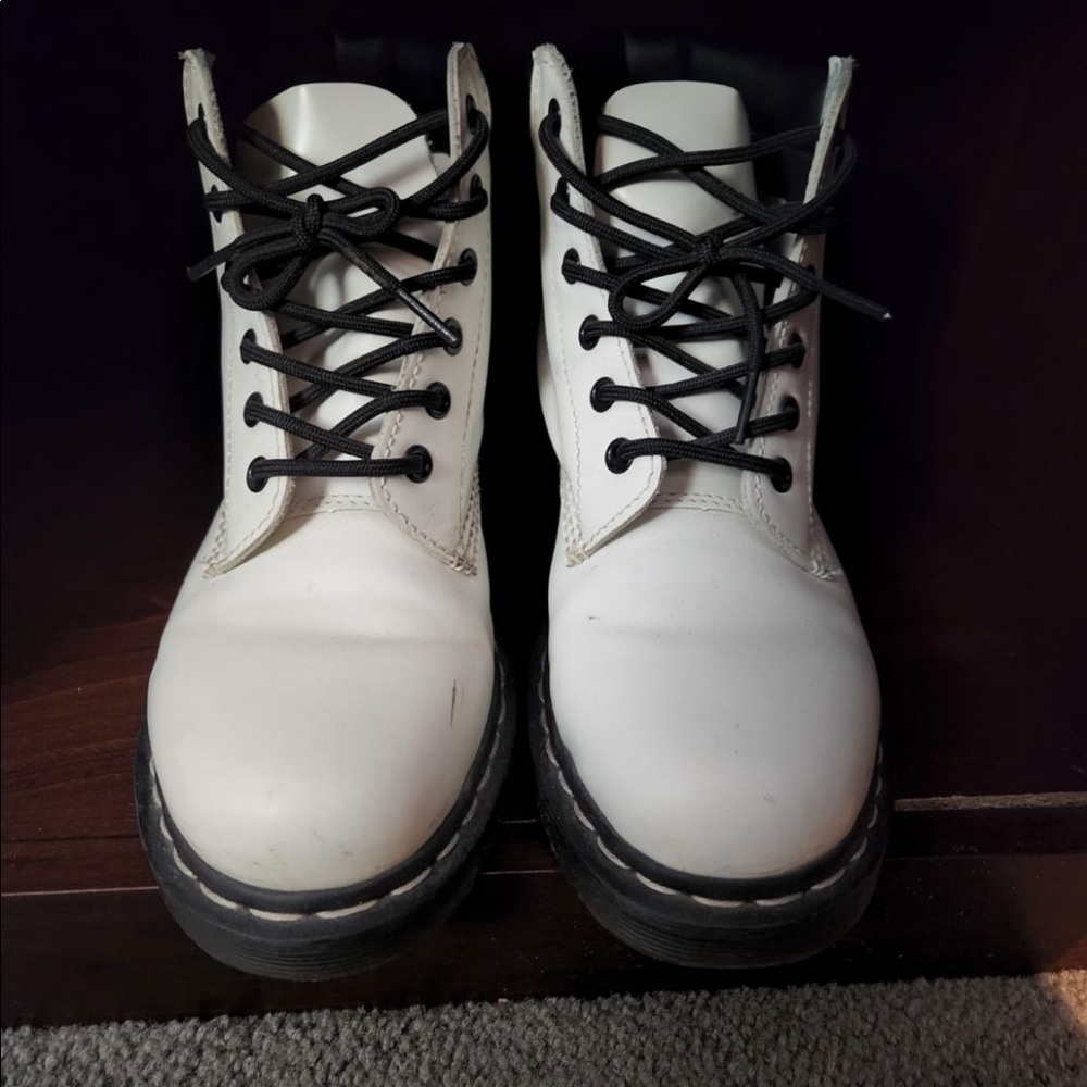 WHITE DOC MARTEN BOOTS